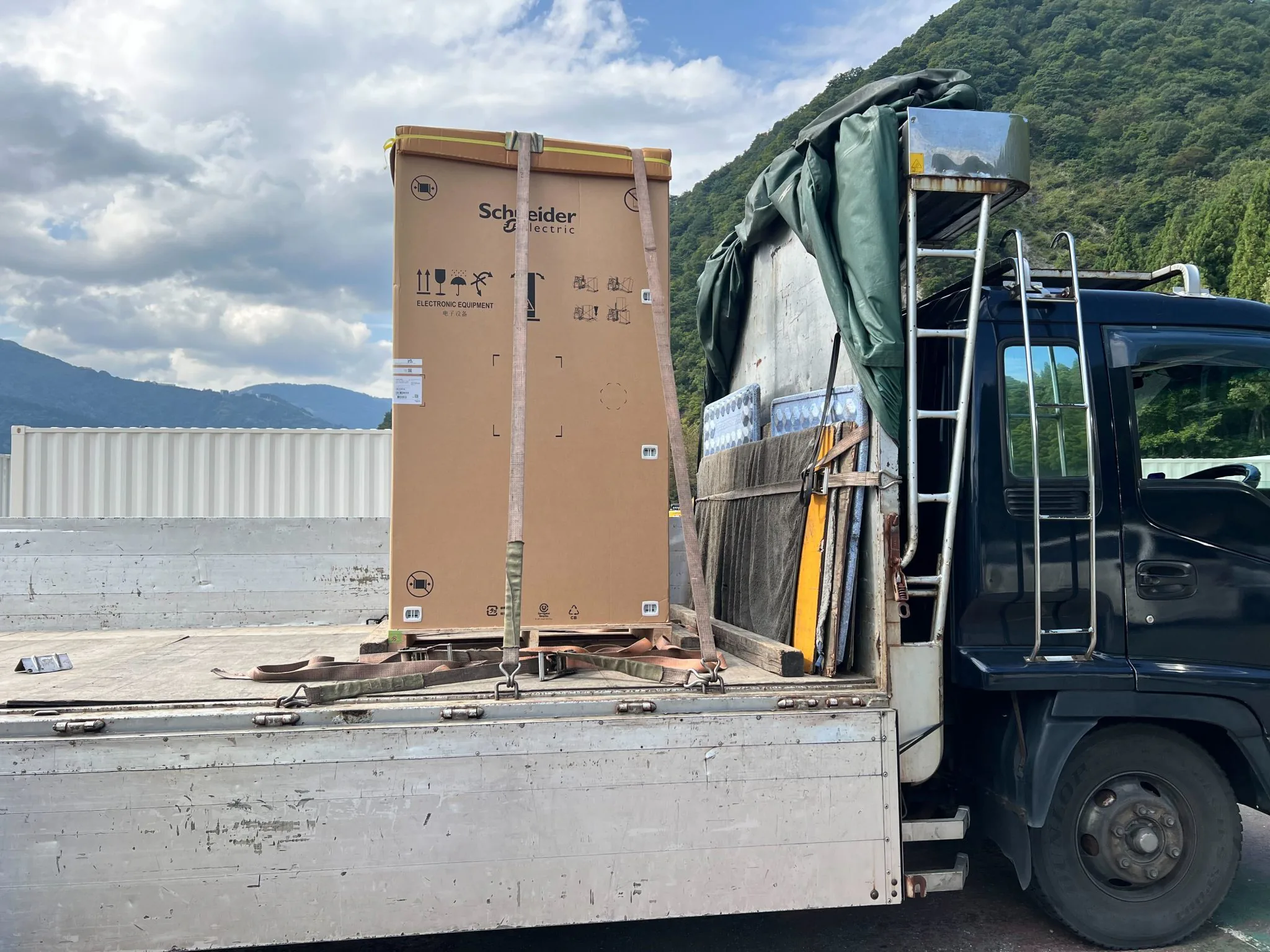 「シュナイダーエレクトリック製InRowを搬入設置しました（2024.10.02）」